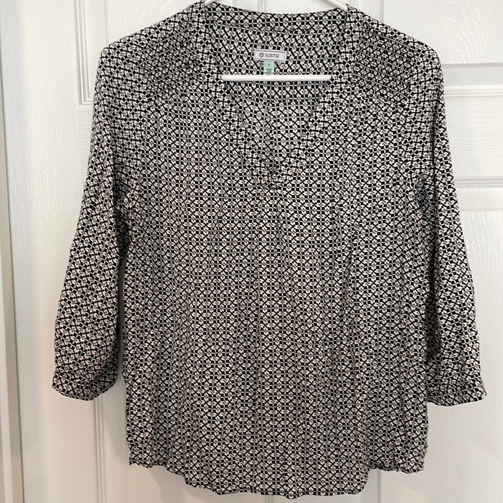 Susina Small Black and White V-neck Blouse
